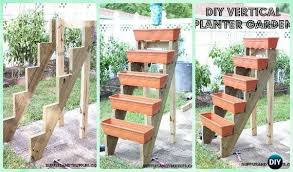 Diy Vertical Planter Box Garden Instruction Gardening Tips To Grow Vertical Strawberries Ga Vertikaler Garten Diy Erdbeeren Garten Pflanzenkubel Fur Den Garten