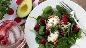 Assiette De Salade De Chevre Chaud Aux Noix Avec Avocat Et Framboises Une Delicieuse Recettes Et De Precieus Salade De Chevre Chaud Salade Chevre Chevre Chaud