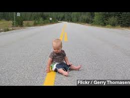 Baby Crawling Across Busy Street Rescued By Motorist Youtube