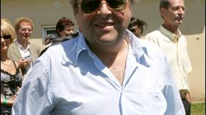 Photo : La famille de Jacques Villeret, sa mère Annette, sa soeur Ghislaine  et son père, lors de son enterrement à Loches le 3 février 2005.