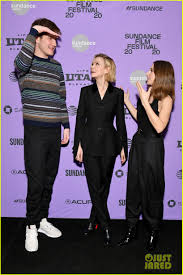 With adam brody, ray nicholson, sam richardson, carey mulligan. Carey Mulligan S Promising Young Woman Debuts At Sundance Moviegoers Say To Avoid Spoilers Photo 4422194 2020 Sundance Film Festival Alison Brie Bo Burnham Carey Mulligan Emerald Fennell Promising Young Woman Pictures Just Jared