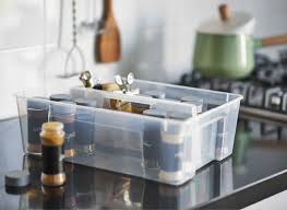 Foto Eines Transparenten Ikea Samla Einsatzes Fur Box Mit Gefassen Voller Krauter Und Gewurze Auf Einer Arbeitsplat Samla Box Aufbewahrungsbox Ikea Organisation