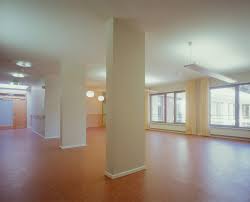 Ein großzügiger gemeinschaftsbereich mit sitzecke und wohnküche trägt dem kommunikationsbedürfnis der bewohner rechnung. Haus Im Park Westphal Architekten Bda