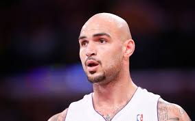 Robert Sacre se tape l'affiche dans un dunk contest au Japon
