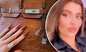 Kylie showed off her bandana printed manicured nails, but her nails were painted in different shades of brown. Kylie Jenner Matches Her Brown Manicure To An 80k Crocodile Hermes Birkin Bag For A Photo Shoot Daily Mail Online