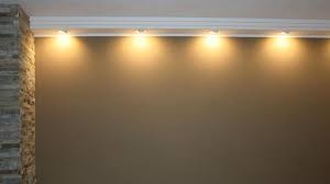 Deckenbeleuchtung wohnzimmer sollten es decken einbau oder. Direkte Beleuchtung Der Wand Mit Modernen Deckenprofilen Wandbeleuchtung Wandleuchte Direkte Beleuchtung