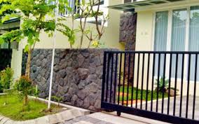 Pagar tembok minimalis dengan batu alam ini tentu lebih menarik dan berbeda dari pagar tembok biasanya. Pagar Batu Alam Rumah Minimalis Distributor Batu Alam