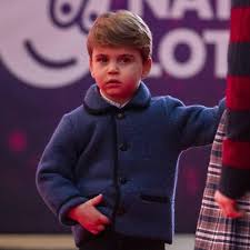 Die zeigen ihn grinsend und mit farbe an den händen. I3fu R93qv3zbm