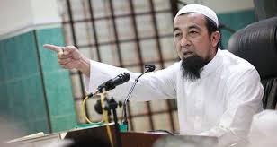 Beliau terkenal dengan gaya penyampaian dan ceramahnya amat bersahaja, diselit dengan jawapan lucu tetapi tepat, padat dan mengena serta pekat dengan slanga terengganu. Biodata Ustaz Azhar Idrus Terkenal Video Ceramah