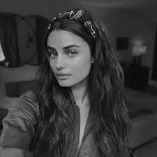 Ella Collins (@captive_de_ash) • Instagram photos and videos