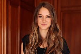 Whether they have short hair or long hair, these stars look beautiful, but that doesn't. 4524114 Brunette Wooden Surface Brown Eyes Pink Lipstick Actress Long Hair Shailene Woodley Black Top Smiling Black Shirt Women Portrait Wallpaper Mocah Hd Wallpapers