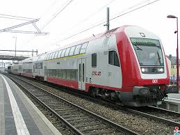 Overdag rijden 2 van de 3 omlopen van de rb tussen luxembourg en arlon met een cfl 3000 en 3 dosto's, aangevuld met een omloop nmbs desiro. Cfl Voitures A Deux Niveaux Avec Cabine De Conduite