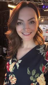 A bit of spring in the fit today, but also pants because it's still drippy  and cool out there 😥 I do love a bold-colored trouser, though. Side note:  anybody have a