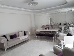 Beyaz yatak odası aydınlık sevenler için en vazgeçilmez mobilya rengi. Bu Evin Iki Yasam Alaninin Birinde Klasik Digerinde Modern Stil Hakim Ev Gezmesi Mobilya Fikirleri Oturma Odasi Tasarimlari Mobilya