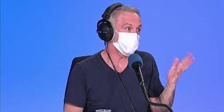 La diffusion à la télévision étant du 31 octobre 2020, il ne vous reste plus beaucoup de temps pour en profiter. Samuel Etienne Celebrates 5 Years Of Questions For A Champion With A Small Revolution Teller Report