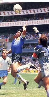 En ese momento me quedé volcado en el pupitre como si me hubieran dado una paliza. Pin En Maradona