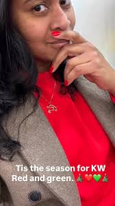 Under the Palms Brookfield Place @bfplny you will discover selfies with  Santa from December 17 to December 24th. Do you check their website for  specific times and dates! Complementary gift wrapping is