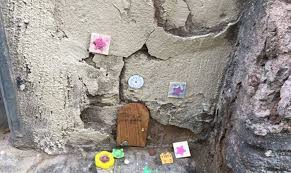 El ratoncito pérez se esperó a que todos se durmieran y entonces entró a la habitación del niño. La Casa Del Raton Perez En Barcelona El Gancho