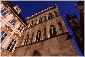 Das haus zur steinernen glocke stellt eine selten erhaltene gotische palastarchitektur dar, wobei ihre grundlagen bis zur 2. Das Haus Zur Steinernen Glocke Sehenswurdigkeiten