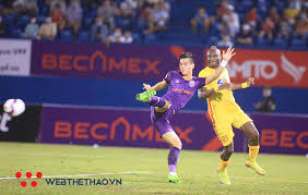Tiến linh nguyễn is a soccer player from vietnam, born on 10/20/1997. Ä'anh Máº¥t Báº£n NÄƒng Sat Thá»§ Tiáº¿n Linh Con Nháº­n Tháº» Vi Thiáº¿u Kiá»m Cháº¿