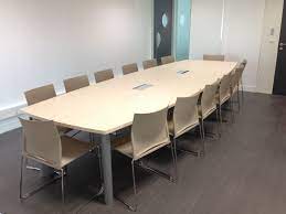 salle de reunion equipee d une table fregate clen et de chaises c01 web columbia salle de reunion table columbia