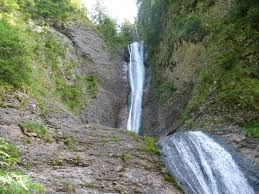 Aceasta pagina prezinta o scurta descriere a obiectivului turistic cascada duruitoarea, adaugat pe hvp in. Traseul Statiunea Durau Cascada Duruitoarea Cabana Dochia