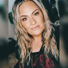 Danielle Folsom's Instagram, Twitter & Facebook