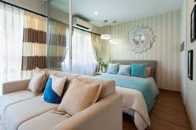 ห องนอน ม ระยะด ท ว ในห องน งเล นกว างประมาณ 2 เมตร เฟอร น เจอร ท แถมม ให แค โซฟาเป นแบบ 2 ท น ง ช นวางท ว และโต ะกลาง ส วนด านหล งเป นห องนอน ห องนอน