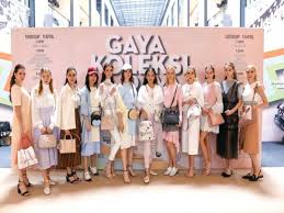 Francesco russo women spring summer and fall winter. Beg Tangan Carlo Rino Tampil Dengan Warna Menarik