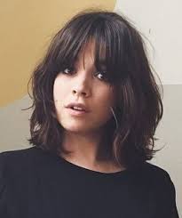 Il existe une multitude de coiffures carrées, du carré court au carré long, du carré lisse au carré bouclé, du carré flou au carré strict qui. Coupe Carre Frange Coupe Carre Frange Coiffure Frange Cheveux Mi Longs Avec Frange