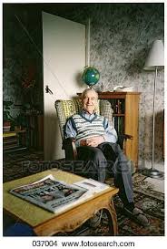Wohnzimmer ideen für junggesellenwohnung gefällig? Ein Alter Mann Sitzen In A Schaukelstuhl In Seine Wohnzimmer Bild 037004 Fotosearch