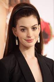 Celebrity Hairstyles Anne Hathaway S Retro Hairstyle Retro Hairstyles Hairstyle Vintage Hairstyles