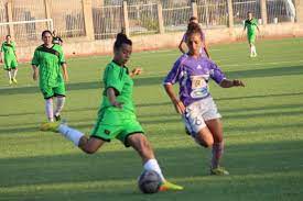 Est un roman illustré, apportant le juste équilibre entre stimulation visuelle grâce aux nombreuses illustration et lecture pure pour suivre l'histoire.un livre plaçant l'action dans un contexte lointain, en 2182, qui saura parfaitement se servir de foot pour parler de l'amitié, de la différence, et du fait de s. Algerie Plus De Football Pour Les Filles De Plus De 30 Ans