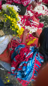 Day Labourer In A Flower Wholesale Market Making Garlands Shahbag Dhaka Bangladesh Garland Flowers Color