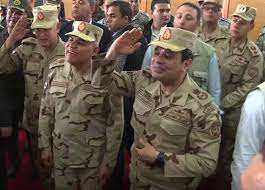 ارتدى الرئيس المصري عبد الفتاح السيسي أمس زيه العسكري خلال زيارته إلى سيناء في أعقاب سلسلة هجمات إرهابية، ليستعيد بذلك تقليدا عزف عنه الرئيس الأسبق حسني مبارك، وحرص عليه رؤساء البلاد السابقون. Ù…Ø¤Ø³Ø³ Ø§Ù„ÙˆØ­Ø¯Ø© 999 Ù‚ØªØ§Ù„ ÙŠØ¹Ù„Ù‚ Ø¹Ù„Ù‰ Ø§Ø±ØªØ¯Ø§Ø¡ Ø§Ù„Ø³ÙŠØ³ÙŠ Ø§Ù„Ø²ÙŠ Ø§Ù„Ø¹Ø³ÙƒØ±ÙŠ ÙÙŠØ¯ÙŠÙˆ Ø§Ù„Ù…ØµØ±ÙŠ Ø§Ù„ÙŠÙˆÙ…