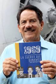 Exjefe de Fuerza Aérea Hondureña presenta libro sobre guerra con El Salvador