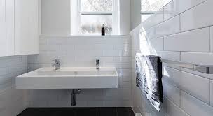 Découvrez photos de petites salles de bains pour. Comment Renover Un Carrelage Mural De Salle De Bains La Maison Saint Gobain