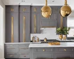 تصویر کابینت طوسی با دستگیره‌های طلایی