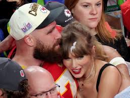 Taylor Swift gây 'bão' khi công bố đính hôn Travis Kelce