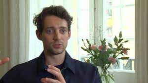 Vår tid är nu (2017 Var Tid Ar Nu 2 Adam Lundgren Anser Att Dagens Sverige Ar Skrammande Likt Den Tid Serien Skildrar Kultur Och Noje Svenska Yle Fi