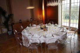 Les bâtiments d'origine ont été en partie démolis en 1935 et reconstruits dans le style du xviiième siècle. Restaurant Le Chateau Abc Salles