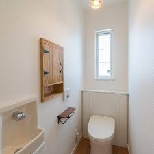 お洒落なトイレ収納12選 毎日使用する場所だからこそこだわりたい folk トイレ おしゃれ リフォレ トイレ 収納 棚