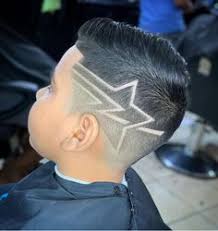 Los cortes de cabello con dibujos son otra opción a la hora de elegir un diseño de corte para tus niños. Barber Grecas