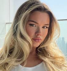 Leah Hamel's Instagram, Twitter & Facebook