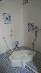Penggunaan shower pada desain kamar mandi ukuran 1×1 justru membuat tampilannya tampak lebih modern. Kamar Mandi Sederhana Kloset Jongkok Ide Kamar Mandi Tata Letak Kamar Mandi Ide Kamar Mandi Kecil