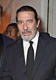 Bölüm 2'de daha önceki filmde jim mcmanus'un canlandırdığı albus dumbledore'un erkek kardeşi olan aberforth dumbledore rolünü oynamıştır. Ciaran Hinds Game Of Thrones Wiki Fandom