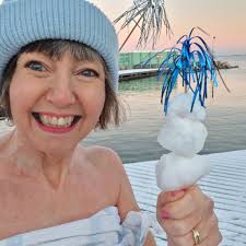 Have you ever tried a snow or ice swim? ❄️😃🏊‍♂️ Self-care daily
