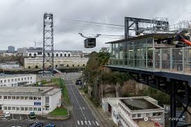 Douze personnes ont été évacuées des deux cabines du téléphérique lundi 4 juin 2018 à brest. Brest Telepherique Gondola The Gondola Project