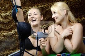 Frau verliert bh bei kartenspiel strip poker gegen freundin leinwandbilder  • bilder Full House, Kartenspiel, Bluff | myloview.de