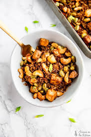 This Sheet Pan Fried Rice Is Even Better Than Takeout One Pan For Easy Clean Up And Prep Is A Family Favourite Takes Onl In 2020 Vegetarian Entrees Meals Flexitarian